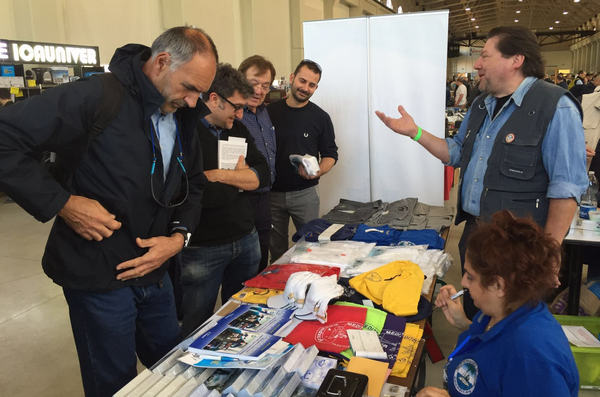 IZ5PVR e IZ8IYL allo stand dell'MDXC alla FLORENCE HAMFEST 2016